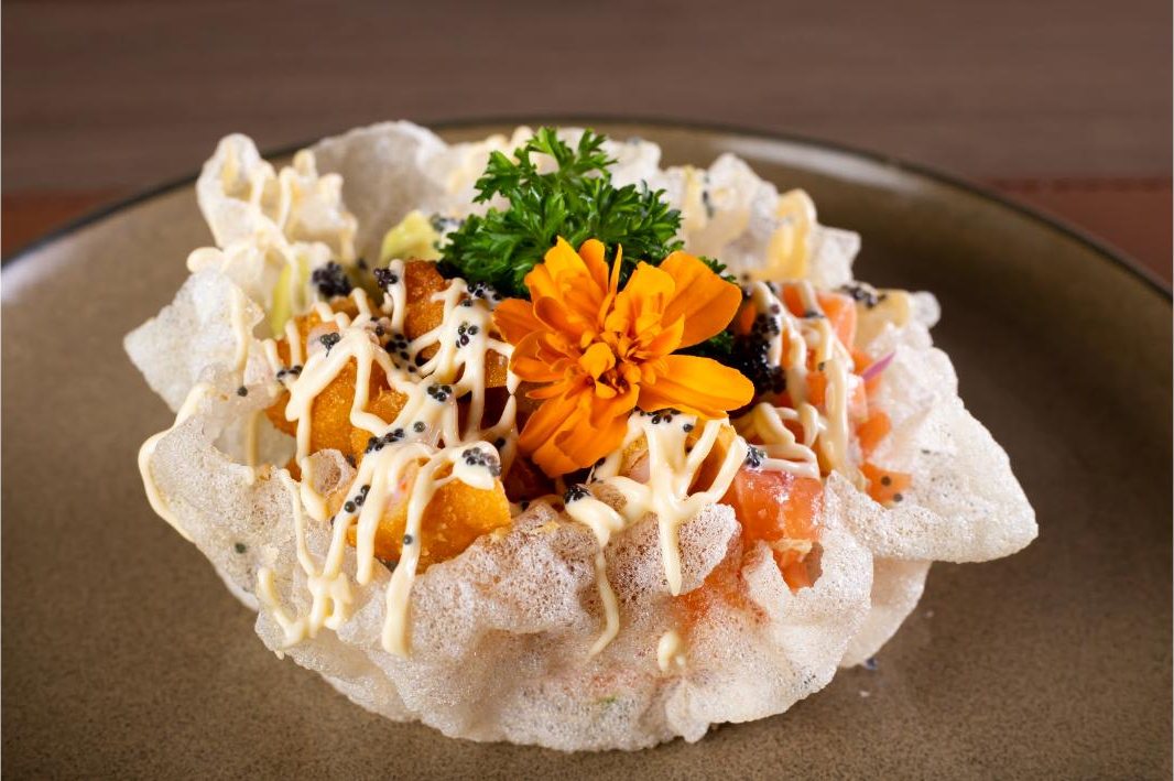 Cestinha crocante de arroz com salmão, maionese e flor comestível