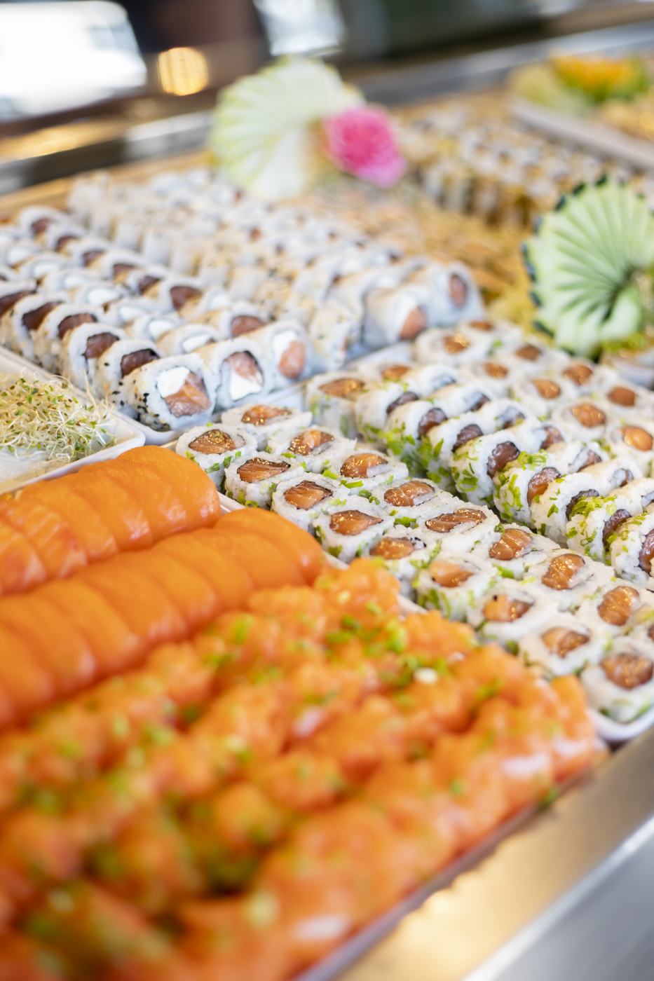 Buffet de almoço com uramakis e hot rolls