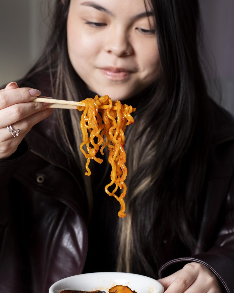 Cliente provando o ramyeon apimentado da linha coreana