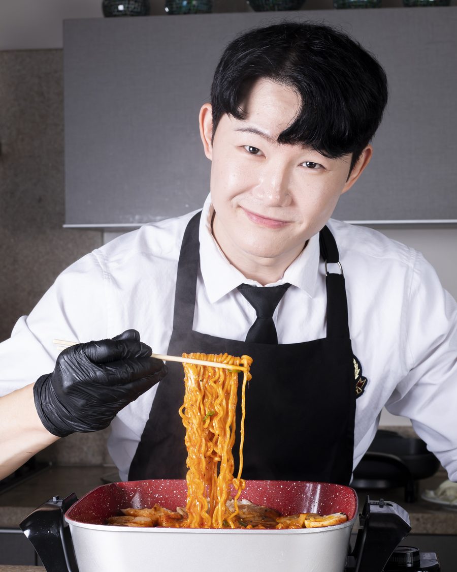 Cozinheiro levantando o ramyeon do Rabokki com hashi