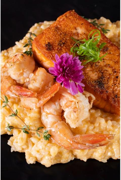 Salmão grelhado com camarões sobre risoto