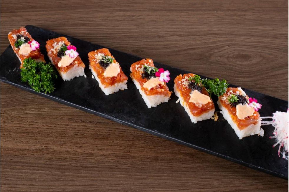 Oshizushi de salmão servido na pedra